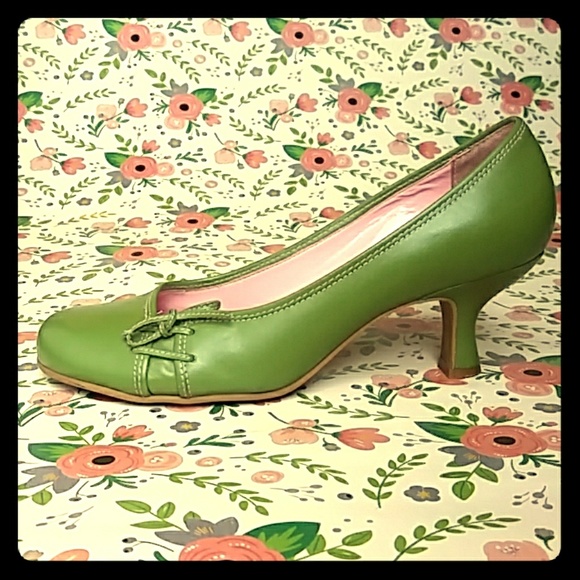 Steve Madden Shoes - Green Leather kitten heels
